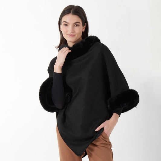 Poncho Negro Con Cuello Y Mangas De Peluche