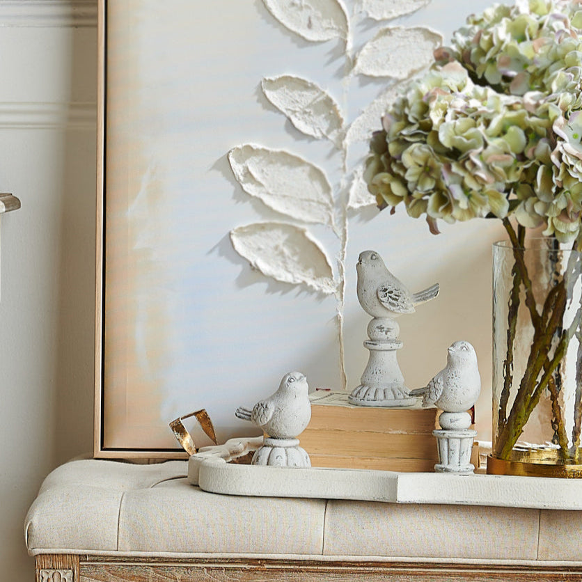 Pajaritos Grises En Pedestal