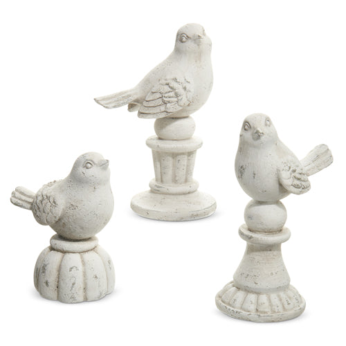 Pajaritos Grises En Pedestal