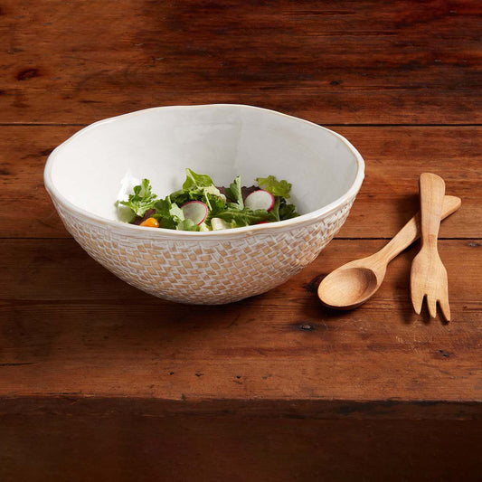 Ensaladera blanca con cubiertos de madera