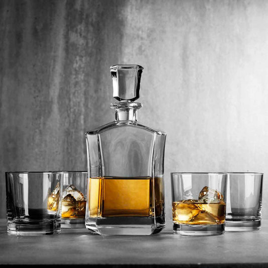 Set de vasos y botella de whisky