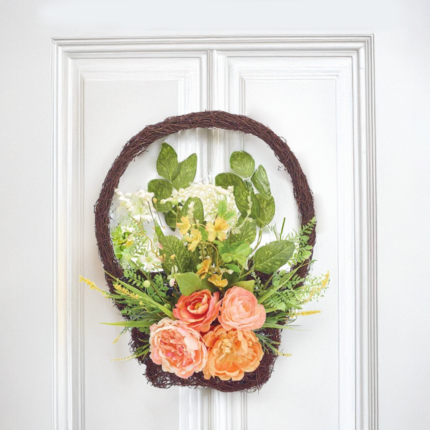 Canasta de flores anaranjadas