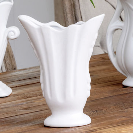 Florero blanco antiguo