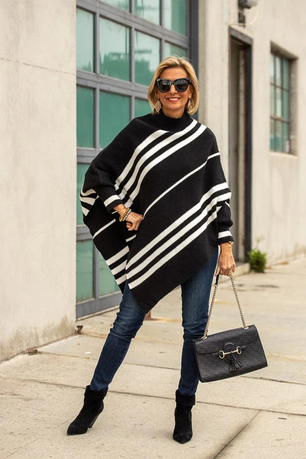 Poncho negro con lineas