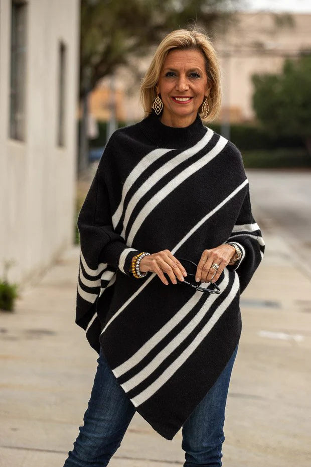 Poncho negro con lineas