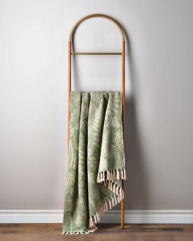 Escalera De Madera Con Arco Dorado