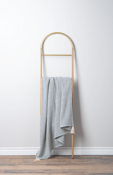 Colcha Celeste Y Beige Tejida Con Tassles