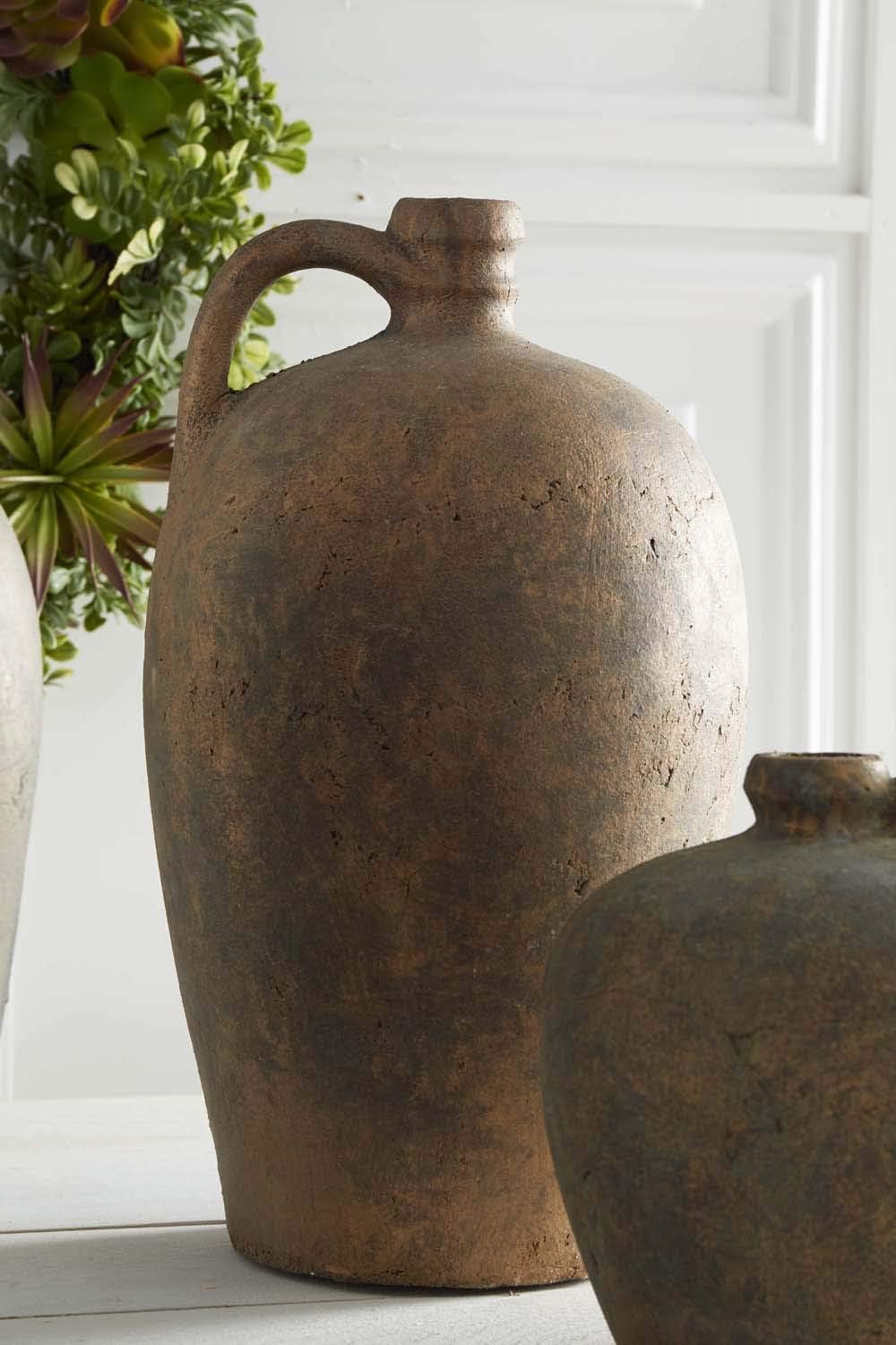 Florero de terracota con esmalte bronce