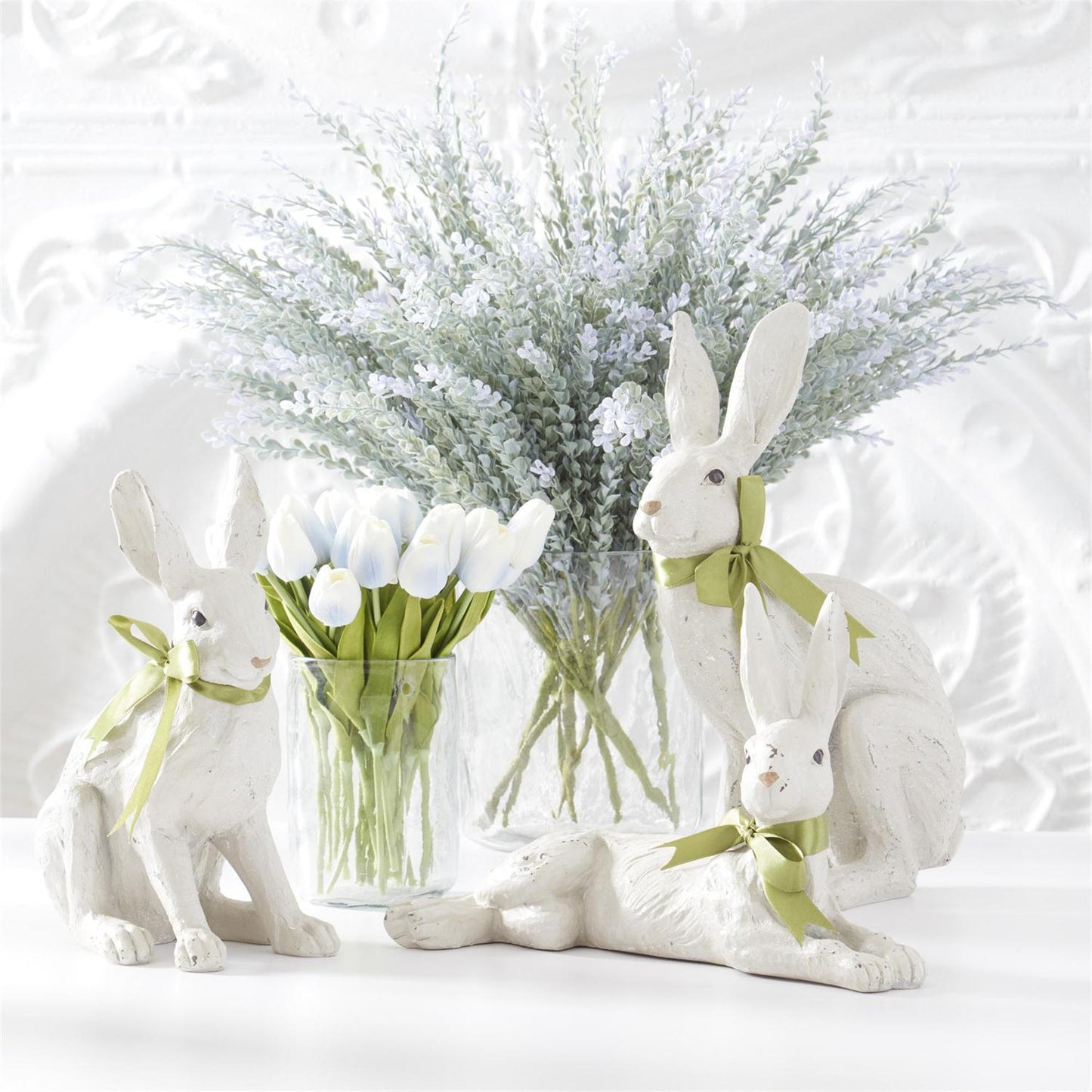 Conejo blanco con moña verde