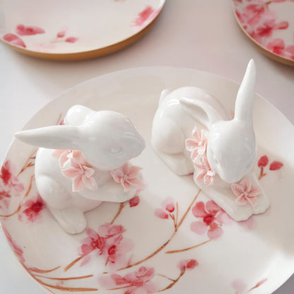 Conejitos de cerámica con flores rosadas