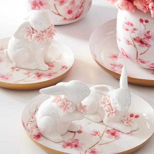 Conejitos de cerámica con flores rosadas