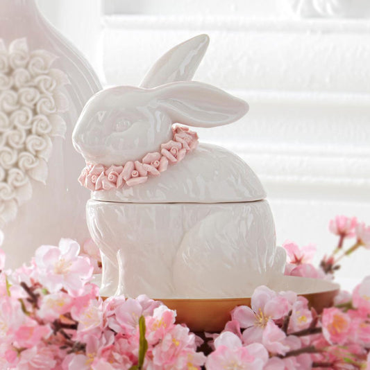 Bote de porcelana con conejo de Pascua y flores rosadas