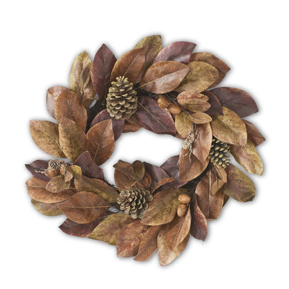 Corona de hojas de magnolia con piñas y nueces