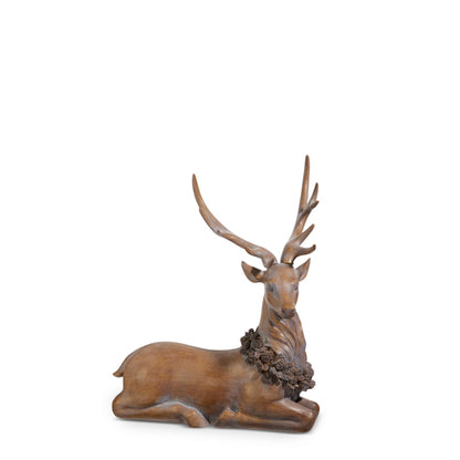 Venado con corona de holly sentado 29in