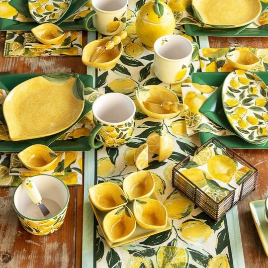 Camino de mesa de limones con fondo amarillo