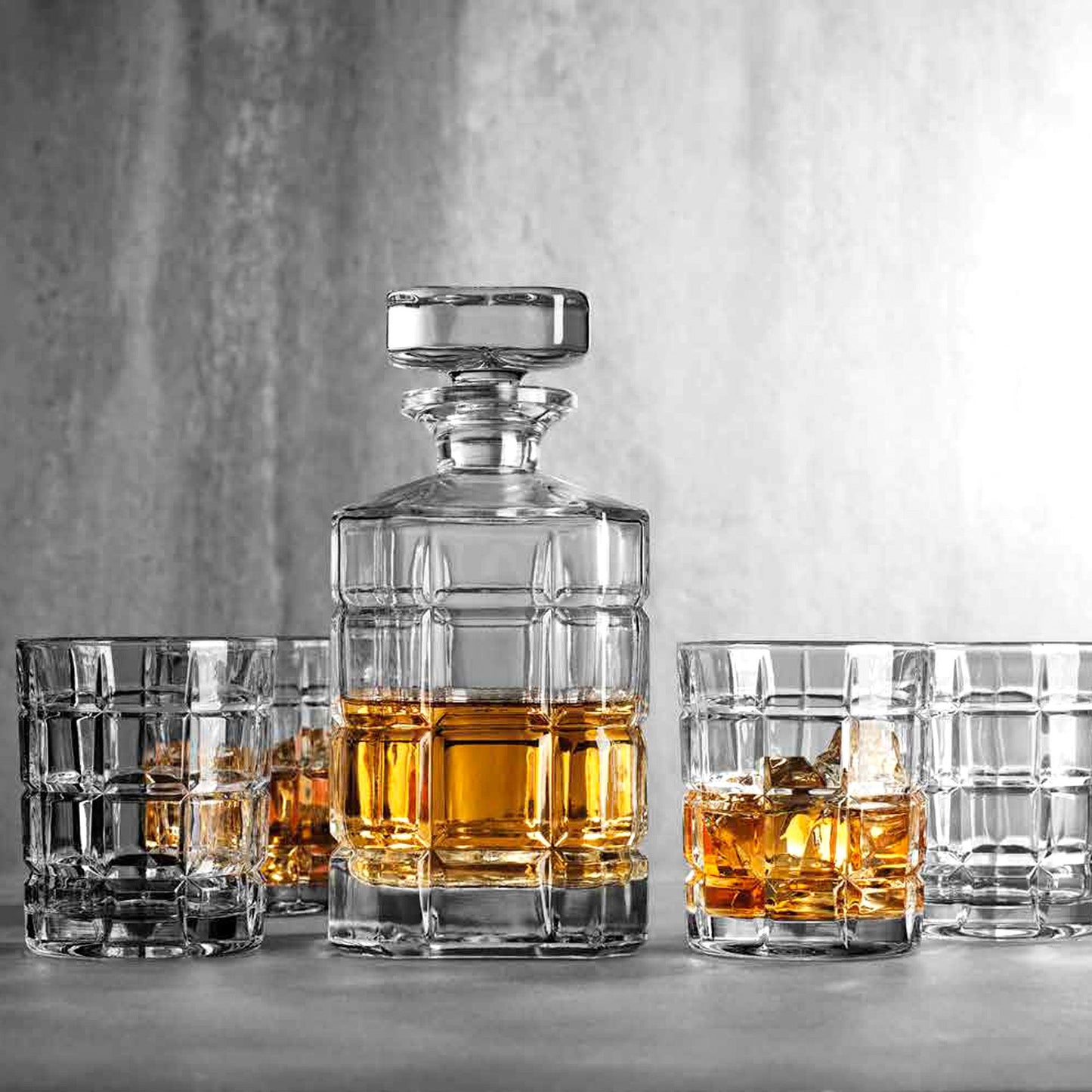 Set de vasos y botella de whisky