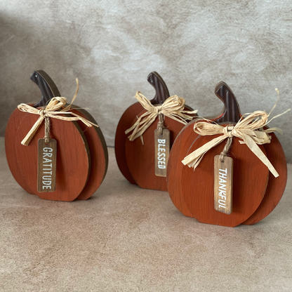 Calabazas anaranjadas de madera grateful thankful blessed