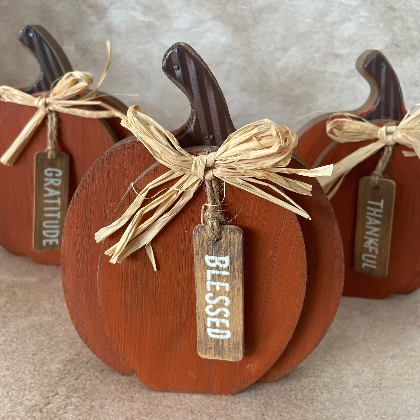 Calabazas anaranjadas de madera grateful thankful blessed