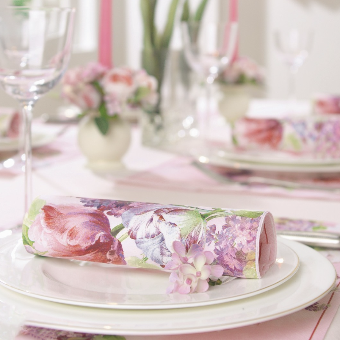 Servilletas de papel rectangulares con flores moradas y tulipanes rosados