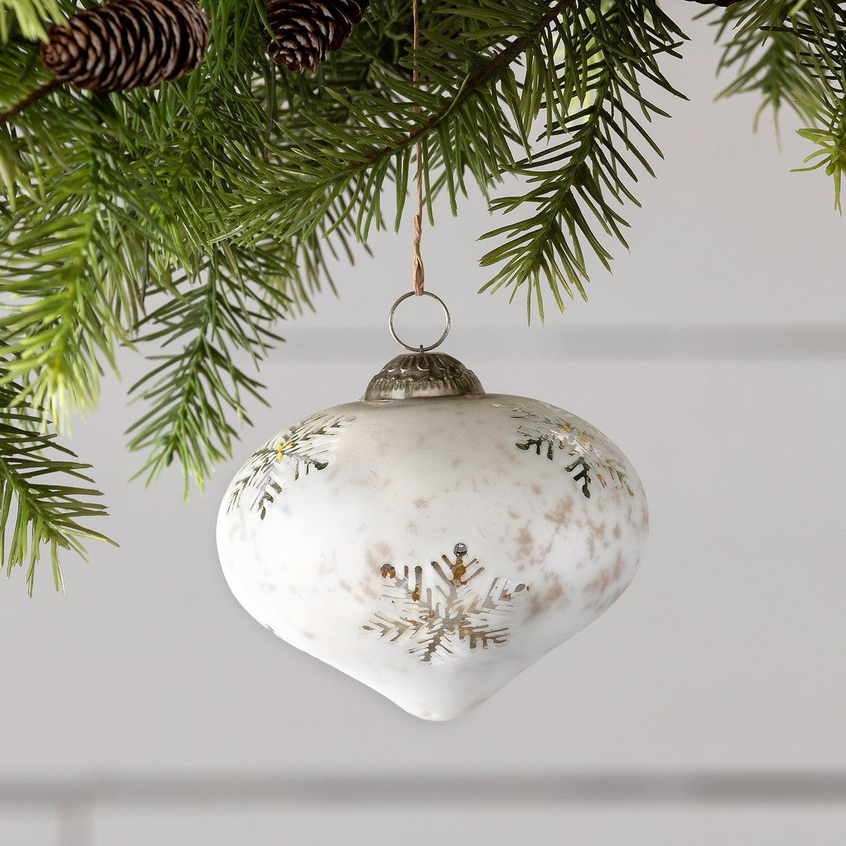 Ornamento blanco tipo cebolla